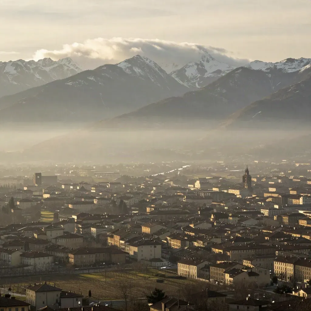 Panorama del Piemonte con Alpi e valle di Torino nella foschia mattutina